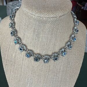 Vintage adjustable silver tone collar necklace with shades of blue stones